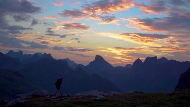 Il turista si gode l'alba presto — Video Stock