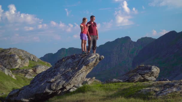 Vater und Tochter sind in den Bergen unterwegs — Stockvideo