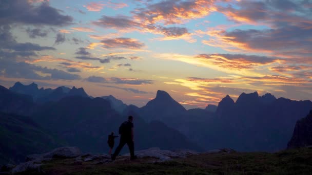 Turisták utazási, a hegyekben, Norvégia. — Stock videók