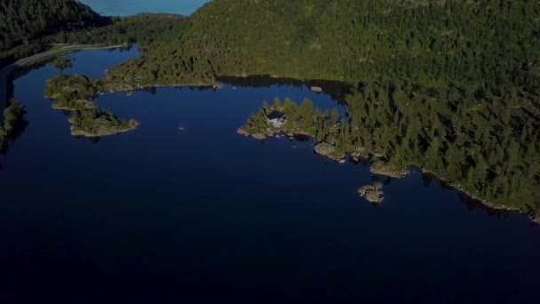 Vista aérea de la casa del lago — Vídeo de stock