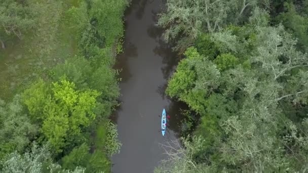 Kajaken flyter längs floden — Stockvideo