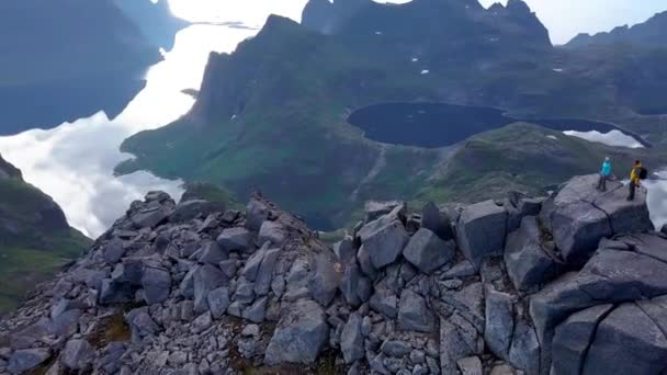 Vista aérea de los turistas en el pico — Vídeos de Stock