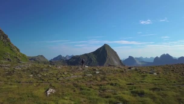 Девушка с рюкзаком путешествует по горам — стоковое видео