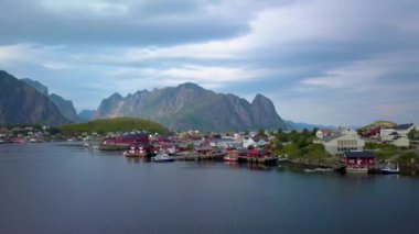 Uçuş üzerinde Norveç, Hamnoy küçük bir köy. Bu bir balıkçı köyü lofoten Adaları ve popüler turizm var. Güzel doğa Norveç. 4k