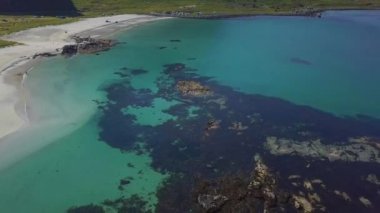 Kıyı şeridi üzerinde uçan