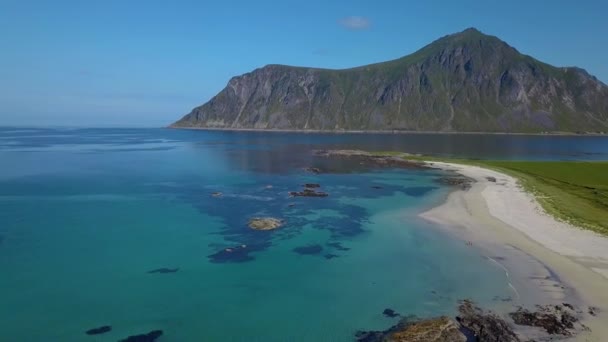 Flyger över sandstranden — Stockvideo