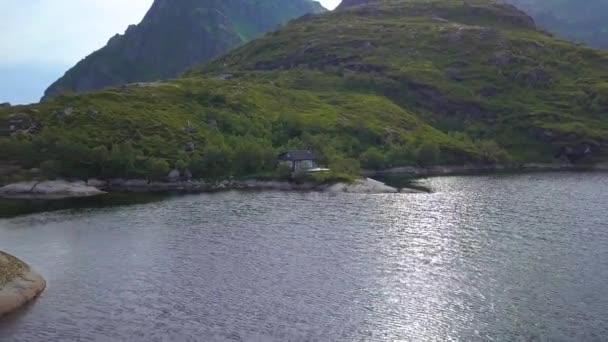 Skandináv ház a tónál — Stock videók