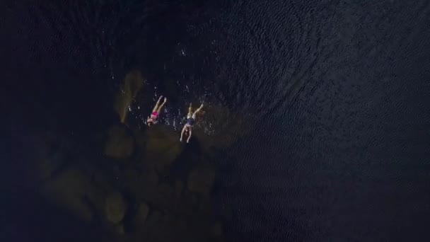 Luftaufnahme von oben. Mädchen und Teenager schwimmen im See. — Stockvideo