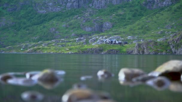 Fairytale skandinaviska hus vid sjön med klart rent vatten. — Stockvideo