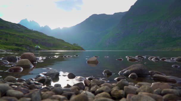 Hermoso lago de montaña — Vídeo de stock