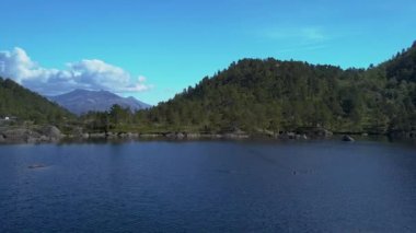 Bir dağ Gölü üzerinde uçuş.