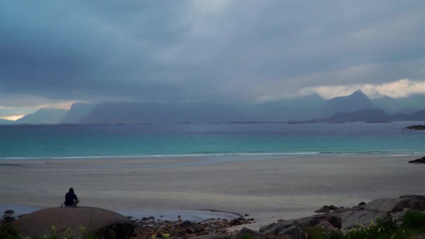 Un hombre solitario en una playa vacía — Vídeo de stock