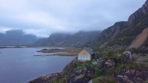 ノルウェー海の岬にある北欧の家 — ストック動画