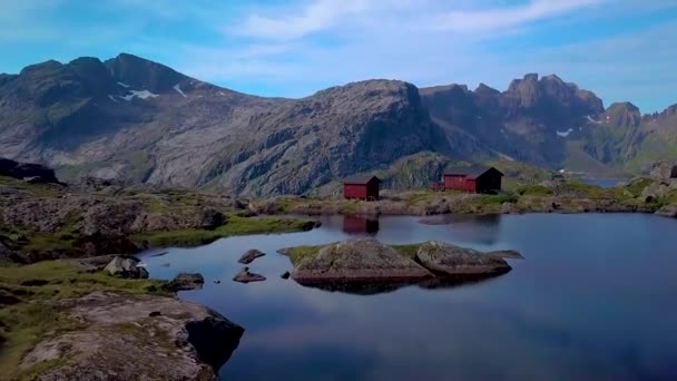 飞越一座山湖附近的乡间小屋 挪威北部美丽的风景 罗弗敦群岛 Munkebu — 图库视频影像