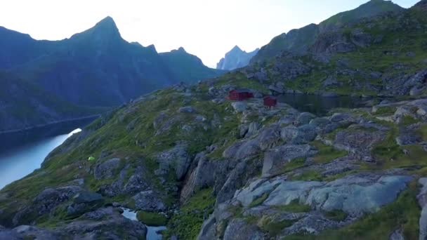 Ein Flug über Seen und ein kleines Haus in den wunderschönen Bergen der Lofoten. — Stockvideo