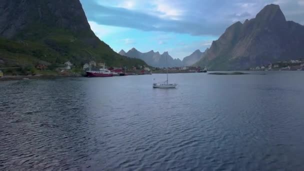 Volo sulla baia del mare vicino a un piccolo villaggio di pescatori — Video Stock