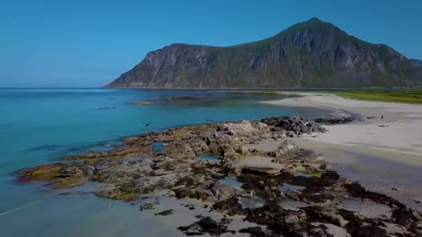 Een vlucht over een zandstrand en een stenen kaap — Stockvideo