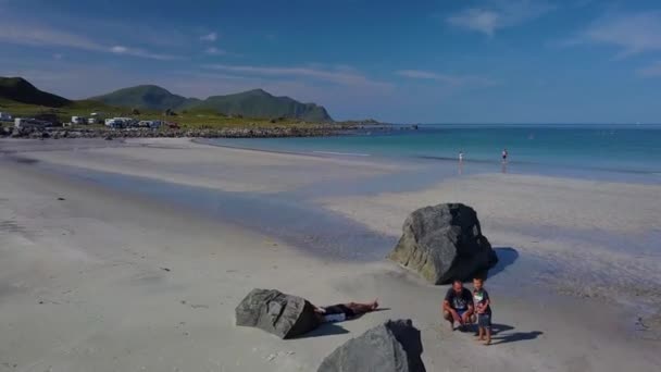 Latanie nad piaszczystą plażą — Wideo stockowe