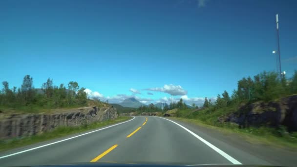 Prowadzenie samochodu na drodze w Norwegii Lofoten — Wideo stockowe