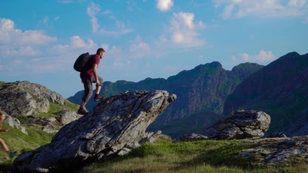 Padre e hija viajan por las montañas — Vídeo de stock