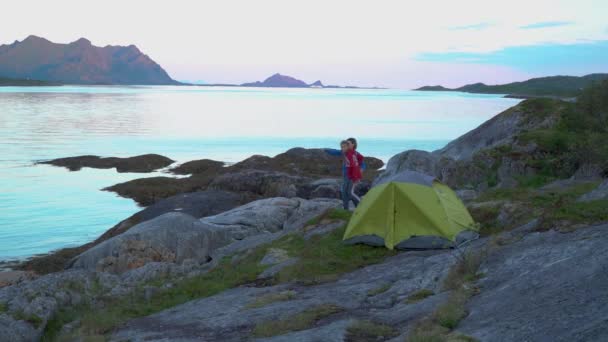 Touristen in der Nähe eines Zeltes am Fjordufer — Stockvideo