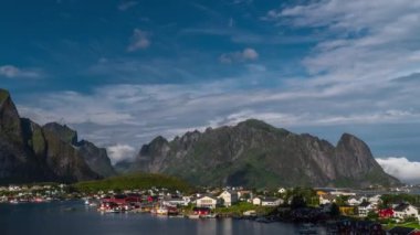 Timelaspe hareketli bulutlar üzerinde küçük köyde geleneksel Norveç