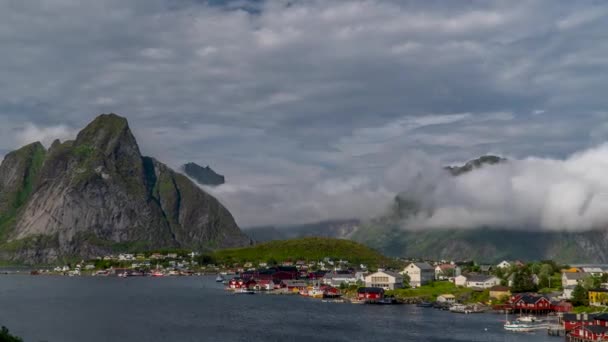 Pohyb mraků nad malá rybářská vesnice v Norsku — Stock video