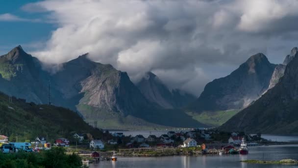 O movimento de nuvens sobre belos picos de montanha e uma pequena vila de pescadores na Noruega — Vídeo de Stock