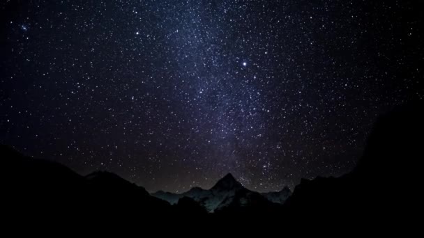 Himalayalar üzerinde gece gökyüzünde yıldızlar hareketi — Stok video