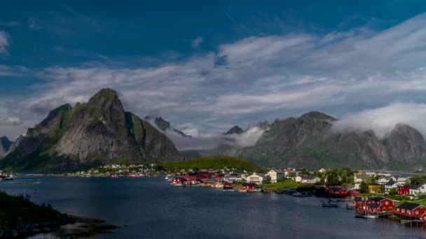 Движение облаков над маленькой рыбацкой деревушкой в Норвегии — стоковое видео