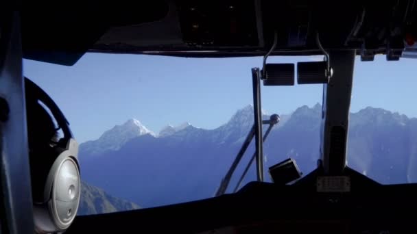 Пилоты кабины в самолете — стоковое видео