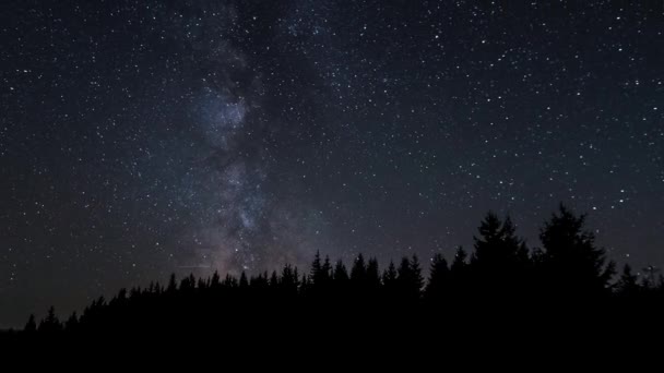 El movimiento de las estrellas en el cielo nocturno — Vídeos de Stock