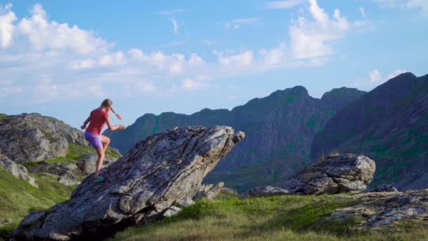 Father and daughter are traveling in the mountains — Stock Video