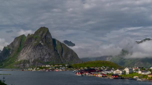 Molnrörelser över en liten fiskeby i Norge — Stockvideo