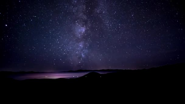 Движение звезд в ночном небе — стоковое видео