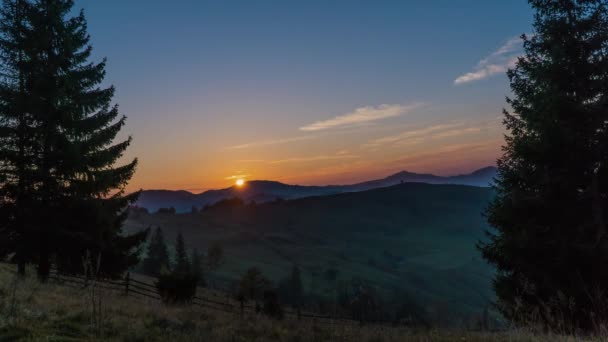 Amanecer sobre las montañas Cárpatas — Vídeo de stock