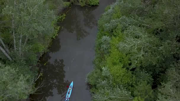 Каяк плывет вдоль реки — стоковое видео
