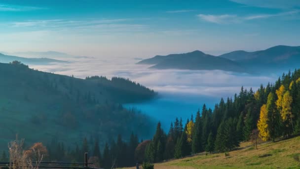 Nubes se mueven en un valle de montaña — Vídeo de stock