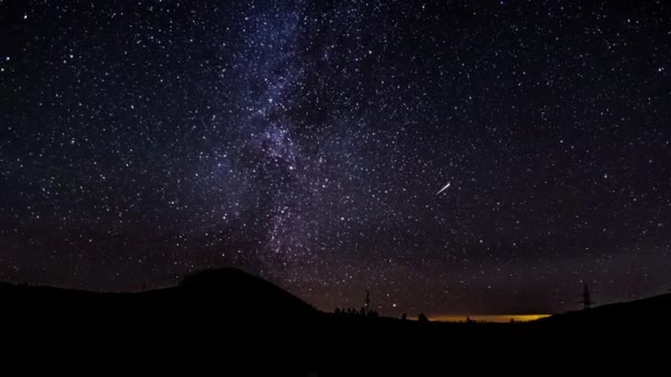 El movimiento de las estrellas en el cielo nocturno — Vídeos de Stock