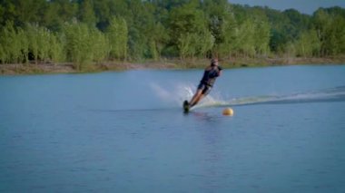 Kız bir wakeboard binmek. Wakeboarding su vücut yüzey üzerinde bir wakeboard sürme içerir bir yüzey su spordur. Aşırı bir yaşam tarzı. Ağır çekim.