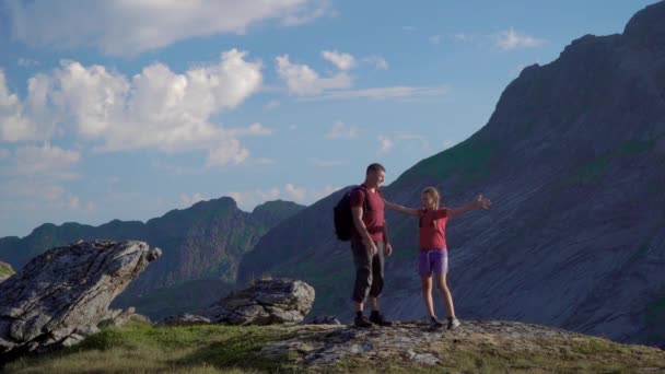 Отец и дочь путешествуют по горам — стоковое видео