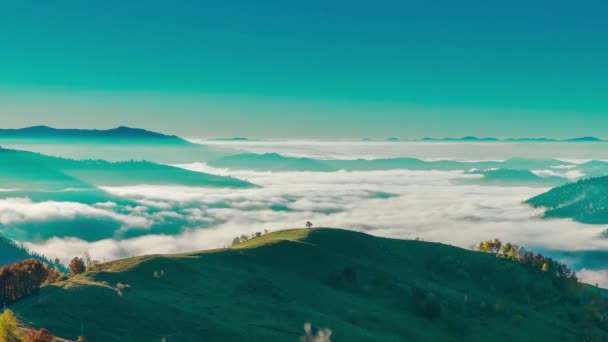 Nubes se mueven en un valle de montaña — Vídeo de stock