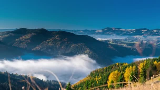 Nuvens estão se movendo em um vale de montanha — Vídeo de Stock