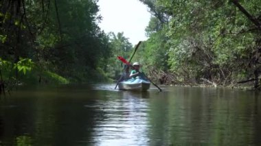Bir kayık float Nehri üzerindeki çocuklarda