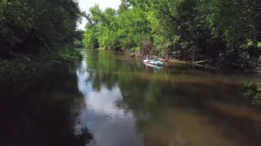 Bir kayık float Nehri üzerindeki çocuklarda