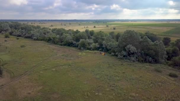 Touristes près de la tente 