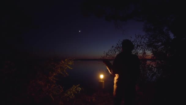 Un hombre y una mujer junto al río — Vídeos de Stock