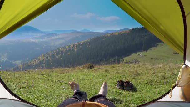 Вид из палатки на горы — стоковое видео