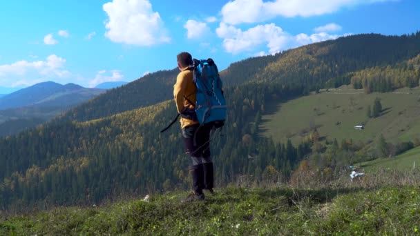 Tourist travels in the Carpathian Mountains — Stock Video