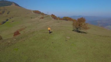 Bir sırt çantası ile bir turist Karpat Dağlarında seyahat